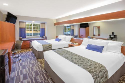 马尼斯蒂马尼斯蒂麦克罗特客栈及套房酒店的酒店客房配有两张床和一张书桌