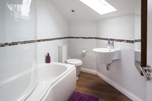 约克轻井城市公寓的白色的浴室设有卫生间和水槽。