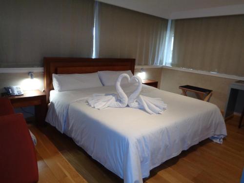 贝坦索斯贝坦索斯别墅酒店的一间卧室配有一张带白色毛巾的床