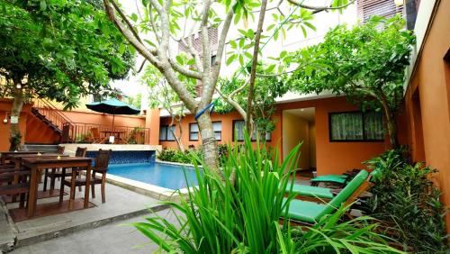 乌鲁瓦图昂格桑山酒店的一个带游泳池和桌椅的度假村