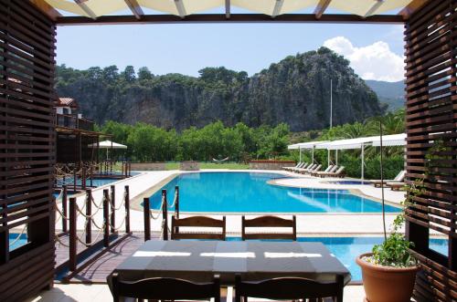 达利安Aydos Suites的从度假庭院欣赏到游泳池的景色