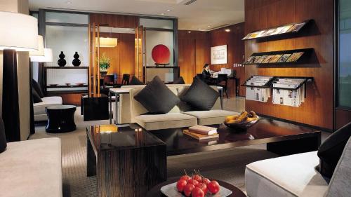 新竹新竹国宾大饭店的客厅配有沙发和桌子