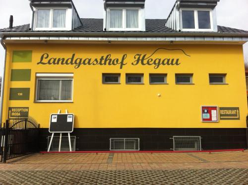 DunaszekcsőLandgasthof Hegau的黄色的建筑,上面有标志
