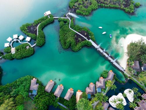 Post of Flacq康斯坦斯莫里斯王子酒店的水面上岛屿的空中景观