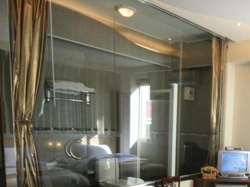 鱼池乡日月湖畔休闲度假旅馆的镜子间的玻璃墙