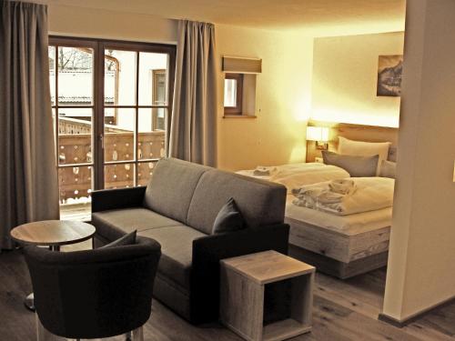 奥巴拉马高兹维克潘森酒店的酒店客房设有一张沙发和一张床