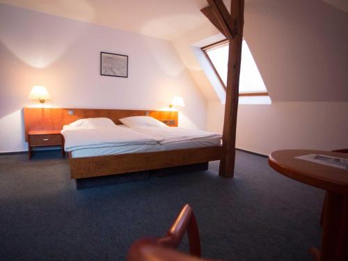 明登祖尔施特默珀斯特酒店的酒店客房设有床和窗户。