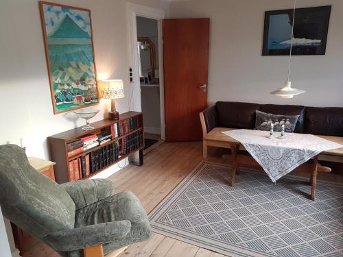 VestnanhavnBudget Guesthouse Borgustova的客厅配有桌子和沙发