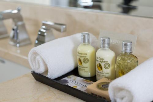 温哥华圣瑞吉酒店的浴室柜台提供毛巾和肥皂。