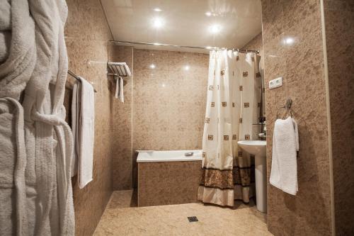 埃里温阿韦亚特斯酒店的带淋浴、浴缸和盥洗盆的浴室