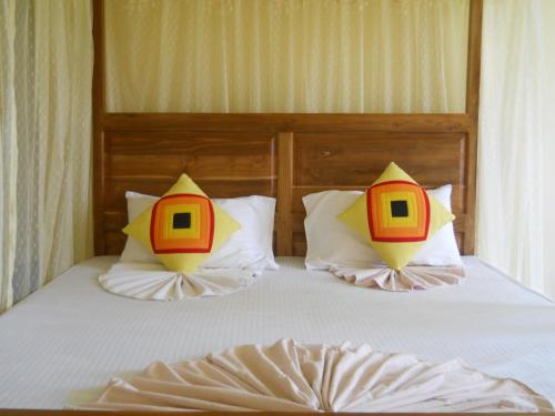 波隆纳鲁沃日落旅游之家民宿的床上有2个枕头