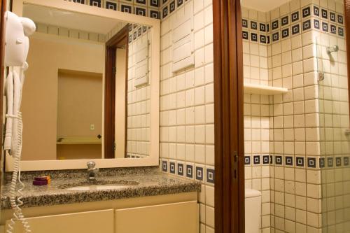 累西腓纳韦甘蒂斯累西腓美居酒店的一间带水槽和镜子的浴室