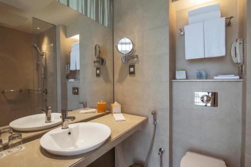 阿布扎比雅思岛罗塔纳酒店的一间带水槽、卫生间和镜子的浴室