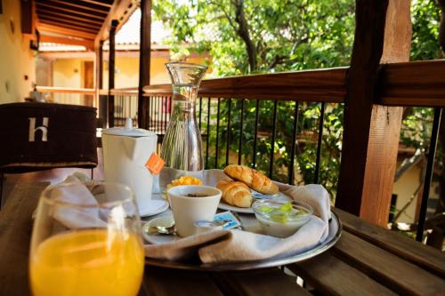 阿古伊梅斯卡梅洛斯乡间酒店的一张桌子,上面放着一盘食物和一杯橙汁
