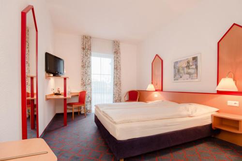 劳厄瑙朗恩诺摩塔纳酒店的一间酒店客房,配有一张床和一台电视