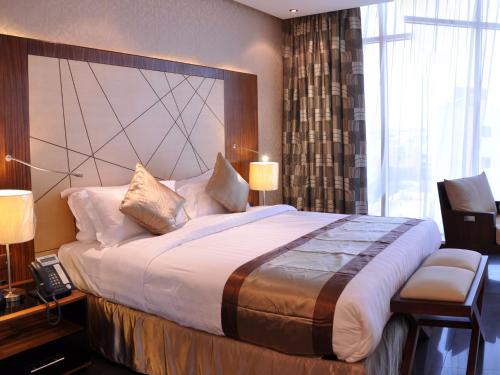 利雅德Nelover Qurtubah Hotel的一间酒店客房,房内配有一张大床