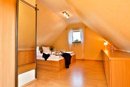 不来梅港Ferienhaus Kottmann的一间卧室配有一张床和一面大镜子