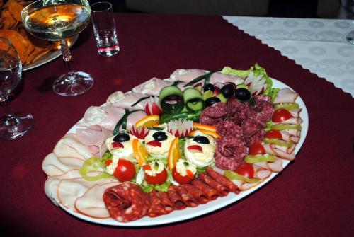 波普拉德斯拉维亚旅馆的桌上一盘带肉和蔬菜的食物