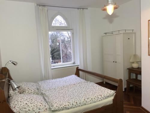 柏林利连塔伊思洛辰公寓的一间卧室设有一张床和一个窗口