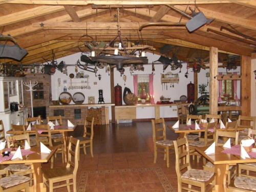 耶塞尼克Penzion u Petra的用餐室配有木桌和椅子