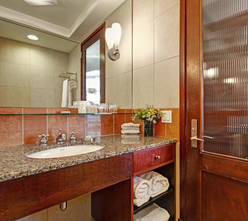 图书馆酒店集团长颈鹿酒店 的一间浴室