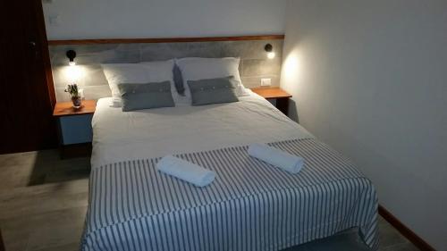 德拉格Hotel Stipe的一间卧室配有一张大床和两个枕头