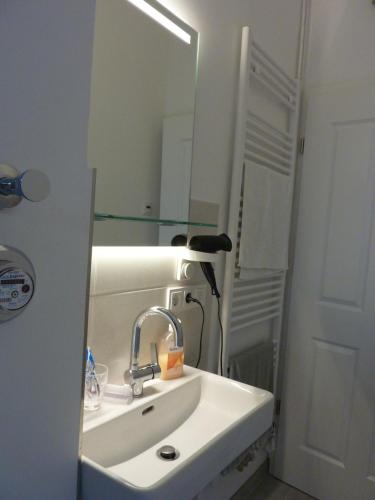 汉堡所有你所需 - 客房民宿的一间带水槽和镜子的浴室