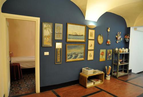 菲纳莱利古雷艾拉斯莫客房和早餐旅馆的一间拥有蓝色墙壁的房间,上面有图片