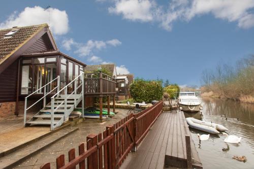 IslehamIsleham River Lodge的河畔码头上的房屋