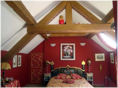 Thorenc拉贝卡西亚酒店的一间拥有红色墙壁的卧室和一张位于客房内的床