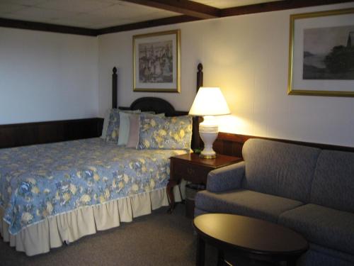 海鲸汽车旅馆客房内的一张或多张床位