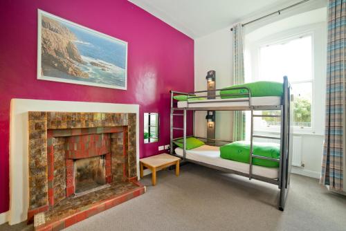 彭赞斯彭赞斯青年旅舍的一间卧室设有两张双层床和一个壁炉