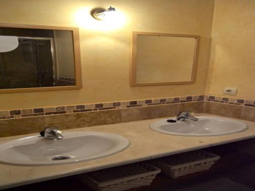 塔里法Livingtarifa Apartamento Anhelo的浴室设有2个水槽和镜子