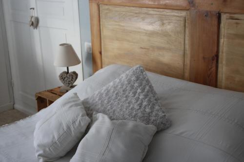 Maisoncelle瑞博思若伊住宿加早餐旅馆的一张带白色枕头和木制床头板的床