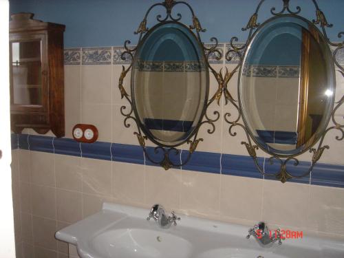 Villanueva de San MancioLa Posada Del Canal的浴室设有两面镜子和盥洗盆