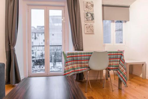 里斯本国土烈士公寓的一张桌子,上面有桌布