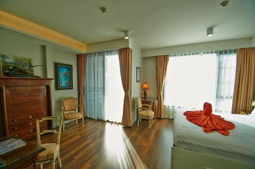 苏林海滩苏林海滩第六大道公寓式酒店的一间卧室,床上有红色的连衣裙