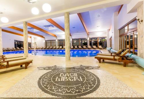 PetrovaDacii Liberi Resort and Spa的中间有标志的游泳池