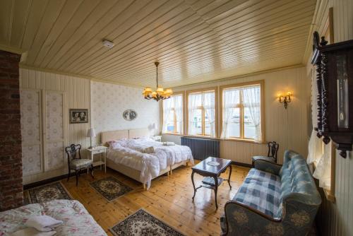 Bolungarvík茵纳斯舒思德旅馆的一间卧室配有一张床和一张沙发
