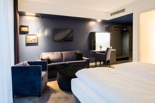 柏林林德曼酒店的酒店客房设有床和客厅。