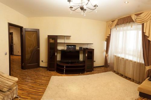 2-rooms Apartment on Shirotnaya的电视和/或娱乐中心