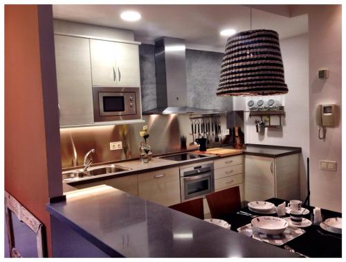 巴塞罗那格拉西亚公寓的厨房配有水槽和台面