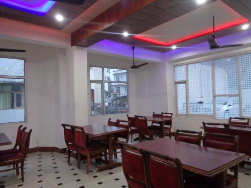 格德拉依禅酒店的一间配备有桌椅和紫色灯的用餐室