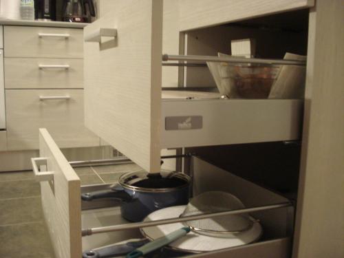 雅典SoHoAthine Apartment的一个带厨房用具的厨房柜