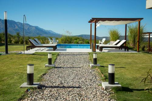 诺诺Colinas de Nono的后院设有游泳池和凉亭