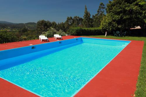 Fofe莱克特罗德弗菲乡村民宿的一座红色和蓝色的游泳池