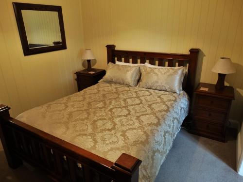 EukeyLoughmore House的一间卧室配有一张带2个床头柜的大床