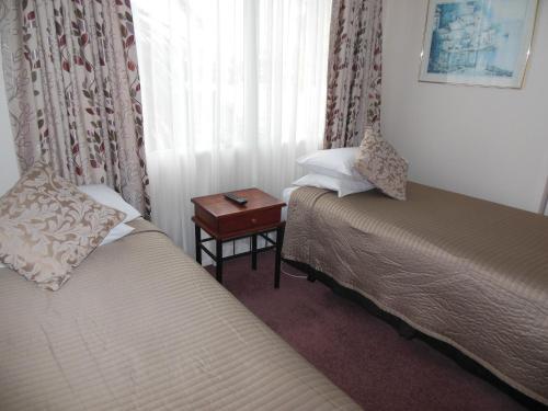 尔舒柯莱特武器汽车旅馆客房内的一张或多张床位