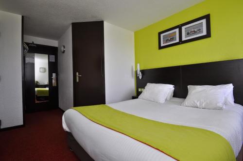 Enzo Hotels Vierzon by Kyriad Direct客房内的一张或多张床位