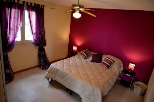 奥斯图尼Villetta Panoramica的一间卧室配有一张床和吊扇